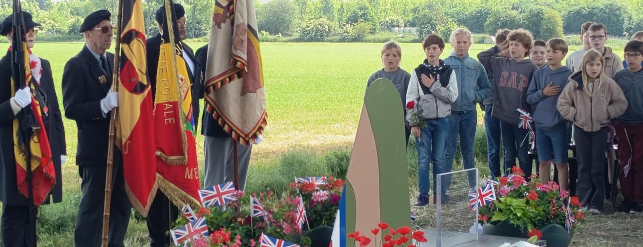 Des élèves et des porte-drapeaux rendent hommage devant le monument