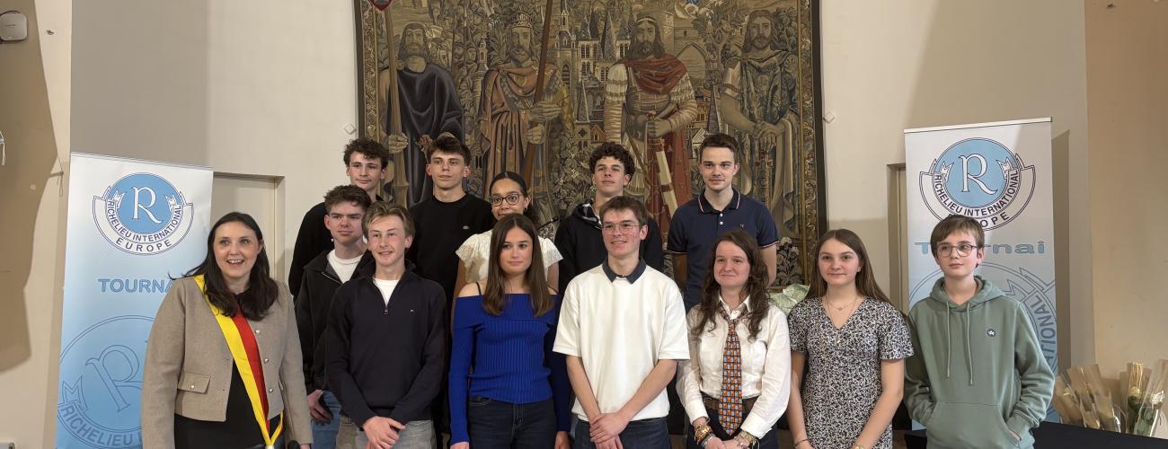 Un groupe d’adolescents pose sur scène après la remise des prix des Olympiades d’orthographe