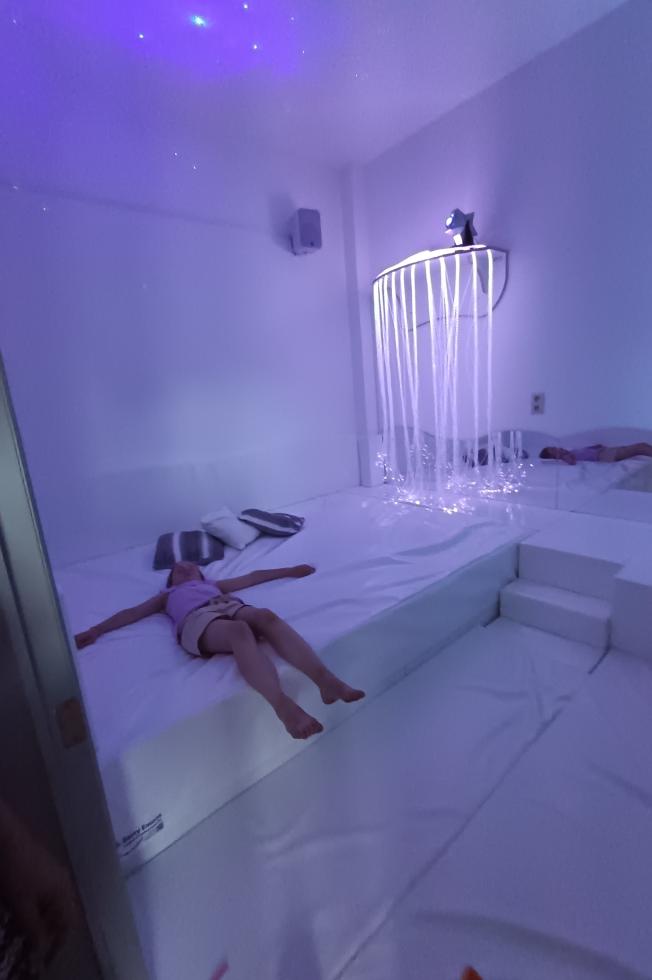 Un enfant allongé dans le nouvel espace Snoezelen de la crèche Le Clos des Poussins