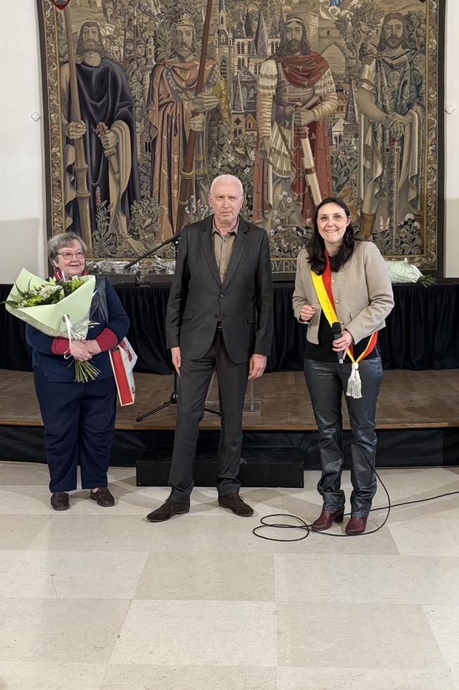 L'Échevine de l'enseignement entourée de deux personnes lors de la remise des prix des Olympiades d’orthographe